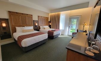 a hotel room with two beds , one on the left side of the room and the other on the right side at Kilmorey Lodge