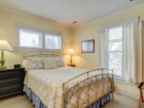 Captain's Cottage Suites Hotels in Grand Haven