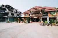 Suan Magmai Resort - parking
