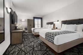 La Quinta Inn & Suites by Wyndham Cleveland Airport West