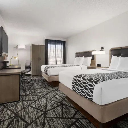 La Quinta Inn & Suites by Wyndham Cleveland Airport West