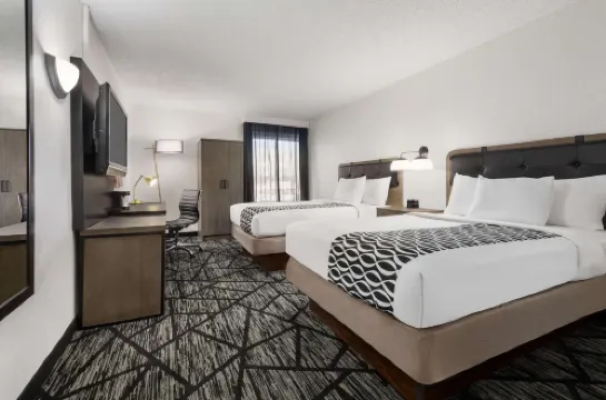 La Quinta Inn & Suites by Wyndham Cleveland Airport West