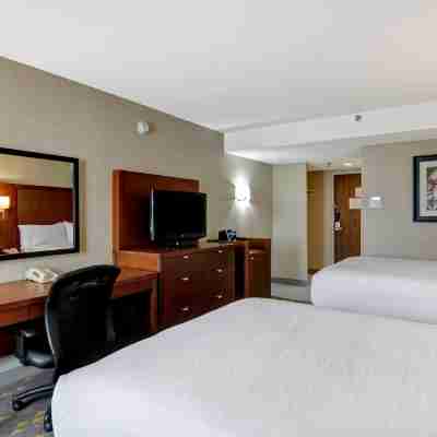 Holiday Inn Oakville Centre, an IHG Hotel Rooms