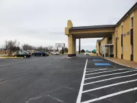 Days Inn by Wyndham Lawton - parking