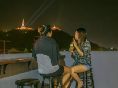 เจดีย์วิวโฮสเทลแอนด์รูฟท็อปบาร์ โรงแรมในอำเภอเมืองเพชรบุรี