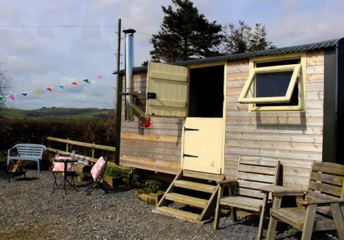 The Shearer's Hut, Sleeps 2, Wood Burner, Fire Pit Hotels in Llandybïe