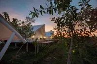 Giri Wanara Glamping Resort Hotel dekat Pantai Mbuluk