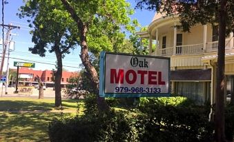 The Oak Motel