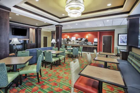 Holiday Inn Express & Suites Dayton South - I-675 Отели в г. Уэйнсвилл