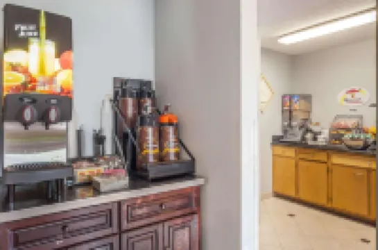 سوبر 8 باي ويندام شارلوت/أميوزمينت بارك أريا فنادق في 