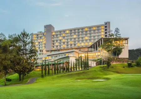 Swiss-Belresort Dago Heritage Отели рядом с достопримечательностью «Bandung tour on bus (Bandros)»