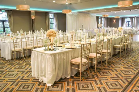 Radisson Blu Hotel and Spa, Limerick Отели рядом с достопримечательностью «Holy Trinity Abbey Church»