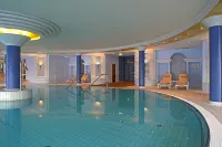 The Monarch Hotel - С бассейном