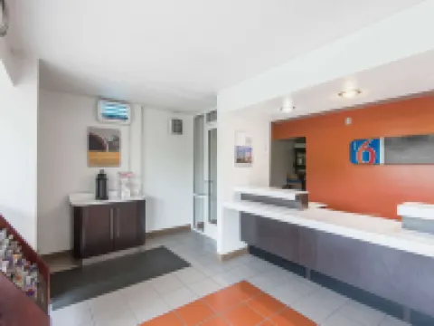 Motel 6 Overland Park, KS Hotels in Johnson County