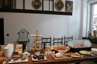 Goldenstern Townhouse - Breakfast