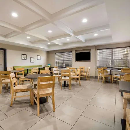 Country Inn & Suites by Radisson, Freeport, IL