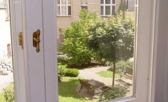 1. Prague L..