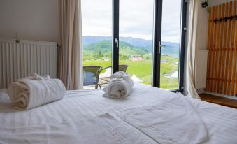 Ursa Mica Glamping Resort