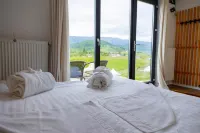 Ursa Mica Glamping Resort Hotel di 