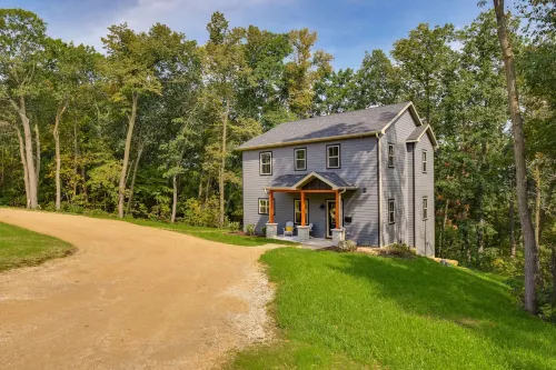 The Linden; New construction Galena Retreat w/ hot tub & pool table