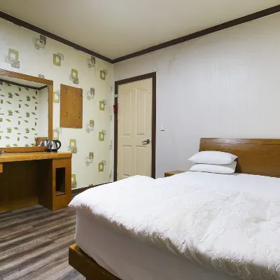 Nonsan Hwangje Motel Hotels near Simgoksa Temple