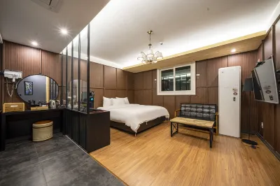 Daegu Hyeonpung Hong C Hotels near Dodong Seowon Confucian Academy