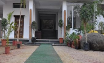 Hotel Raj Cottage and Resort