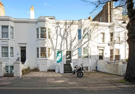 The Townhouse by My Getaways Free Parking Отели рядом с достопримечательностью «The Brighton Centre»