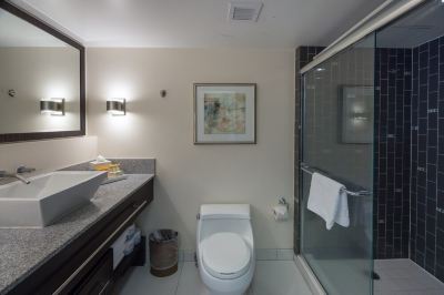 シティビュールーム(ベッドルーム2室)(バス1室) リージェンシー オン ビーチウォーク ワイキキ by アウトリガーの写真