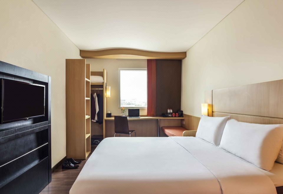 4. 이비스 수라바야..