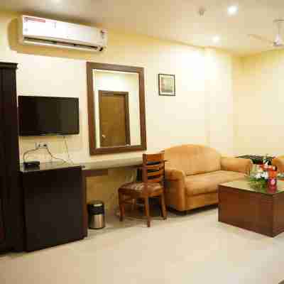 Blossoms Room Hotel Holidays Inn Plaza- Free One Meal Rooms