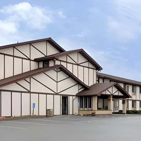 Super 8 by Wyndham Montgomery Maybrook