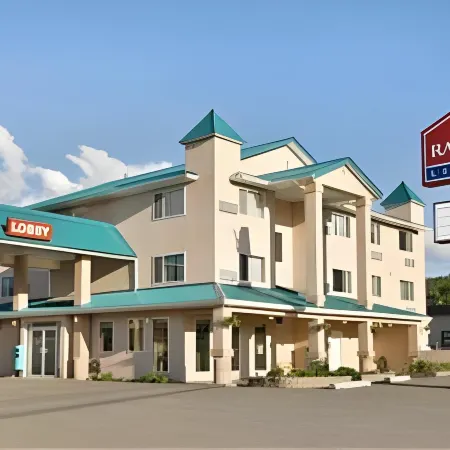 Ramada by Wyndham 100 Mile House