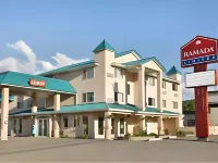 Ramada by Wyndham 100 Mile House فنادق في ميل رانش 108