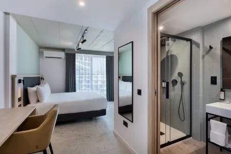 Hotel Mistral St Julian's, Affiliated by Meliá Отели рядом с достопримечательностью «Залив Спинола»