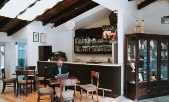 2. Hotel Vi..