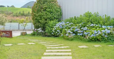 Gyeongju Heybreeze Pool Villa Отели рядом с достопримечательностью «Яндон»