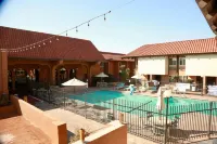 Ramada by Wyndham Fresno North - Kolam Renang