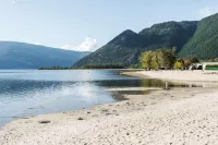 Super 8 by Wyndham Sicamous - parking