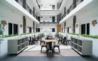 Sans Hotel Fiffa Premiere Malang by RedDoorz Hotels in Lowokwaru