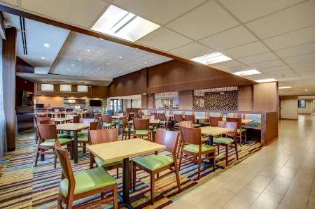 Fairfield Inn & Suites Springfield Holyoke Отели в г. Истхэмптон