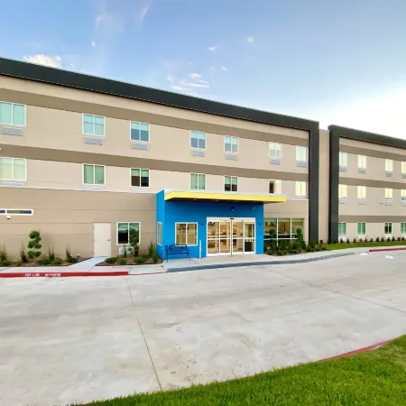 Days Inn & Suites by Wyndham Beaumont West / I-10 & Walden