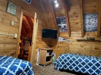 Perfect cozy cabin w/ tree house on 3 acres of woods near skiing, hiking & DWG