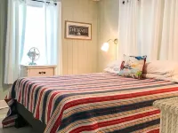 The Crab Shack! hot tub, 10 min to beach & base. newly renovated Hotels in Stump Sound