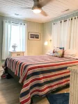 The Crab Shack! hot tub, 10 min to beach & base. newly renovated