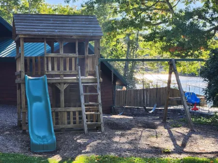 Charming 2-bedroom house on the river with resort amenities, plus golf course!!!