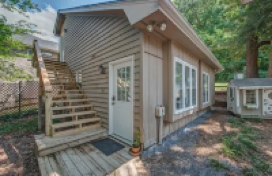 The Regatta-Waterfront Gem with Breathtaking Views & Guest House