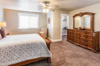 30% OFF, Ski Dream Sleeps 14 in Comfort! 2 Dedicated HotTubs,BBQ,5 Min to Dwntwn