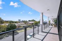 HOT New Chic 3 ensuite ap. Redcliffe, Brisbane Hotels in Redcliffe