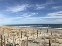 Newly renovated condo, indoor & outdoor pools, 3min walk from beach!